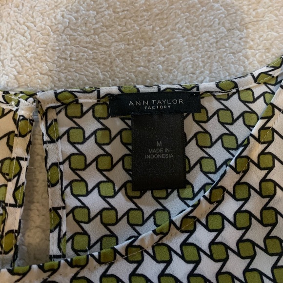 Ann Taylor bell sleeve top size M - Picture 5 of 5